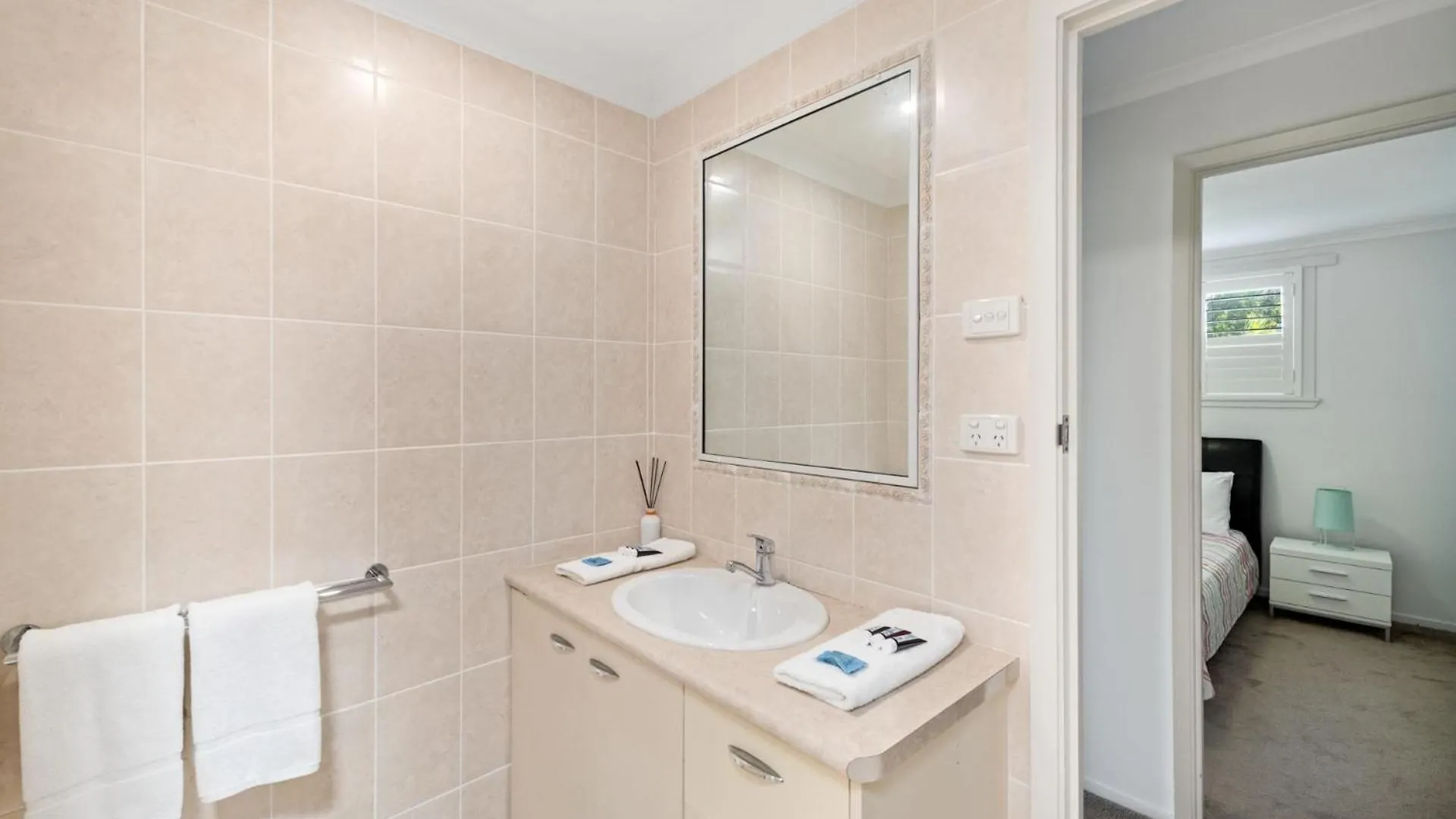 4 Bedroom Home On Canal Mooloolaba 0*,