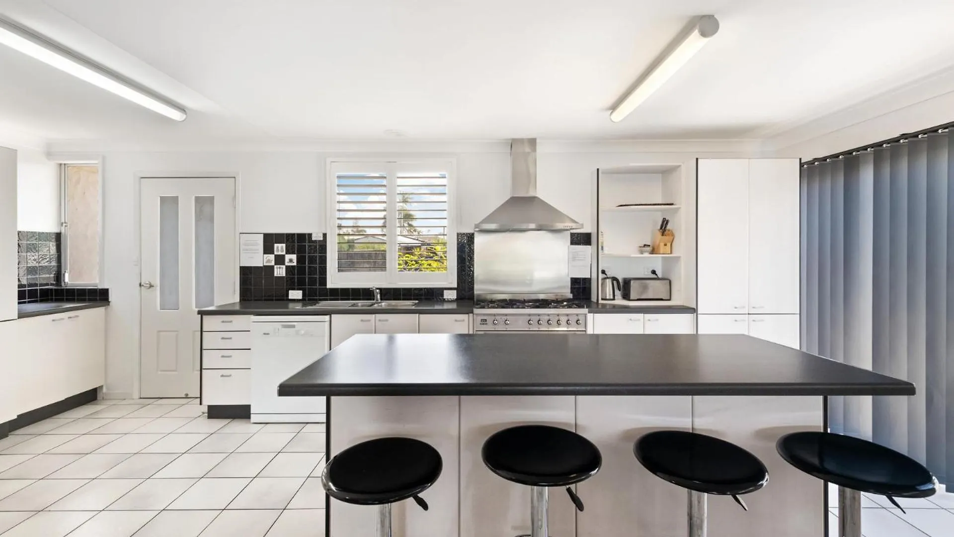 Dom wakacyjny 4 Bedroom Home On Canal Mooloolaba Australia